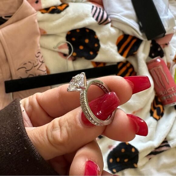 Faux diamond ring - Picture 5 of 7